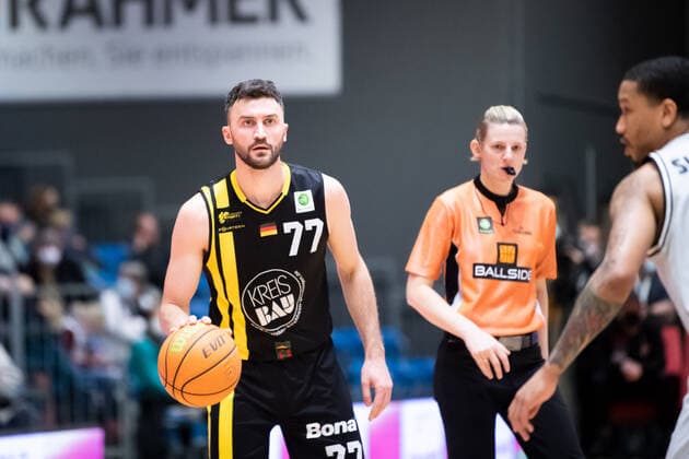 BARMER 2 Basketsball Bundesliga ProA season 2021 2022 27 matchday on 4 3 22 Medipolis SC Jena vs Kirchheim Knights v li Besnik Bekteshi Kirchheim on the ball against Rayshawn Simmons Jena Sparkassen Arena