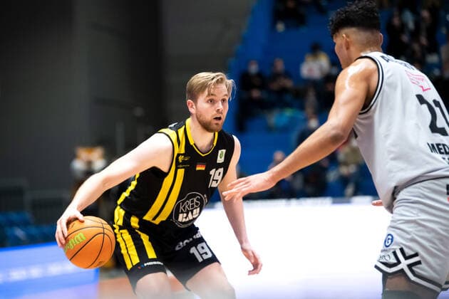BARMER 2 Basketsball Bundesliga ProA season 2021 2022 27 matchday on 4 3 22 Medipolis SC Jena vs Kirchheim Knights v li Till Pape Kirchheim on the ball against Rafael Alberton Rodrigues Jena Sparkassen Arena