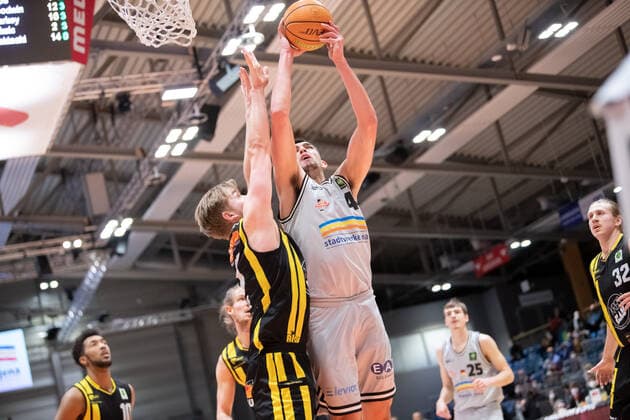 BARMER 2 Basketsball Bundesliga ProA season 2021 2022 27 matchday on 4 3 22 Medipolis SC Jena vs Kirchheim Knights v re Alex Herrera Jena at the basket against Till Pape Kirchheim Sparkassen Arena