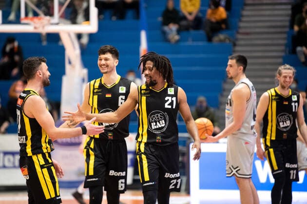 BARMER 2 Basketsball Bundesliga ProA Saison 2021 2022 27 Spieltag am 4 3 22 Medipolis SC Jena vs Kirchheim Knights The players of Kirchheim are happy after the 103 93 victory in Jena after overtime v li Besnik Bekteshi, Luka Kamber, Rohndell Goodwin, all Kirchheim Sparkassen Arena