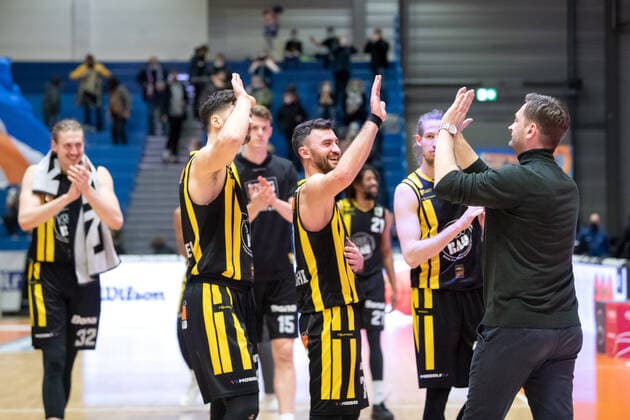 BARMER 2 Basketsball Bundesliga ProA season 2021 2022 27 matchday on 4 3 22 Medipolis SC Jena vs Kirchheim Knights The players of Kirchheim clap after the victory in Jena with coach Igor Perovic right from Sparkassen Arena