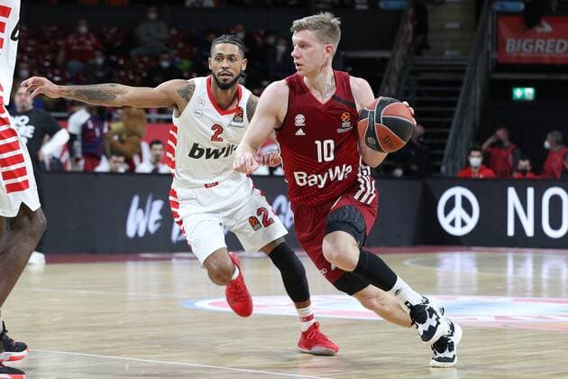 in duel, action, with Tyler Dorsey 2 Olympiakos Piraeus ,, Ognjen Jaramaz 10 FC Bayern Basketball , FC Bayern Basketball vs Olympiakos Piraeus, Euroleague, 04 03 2022 Muenchen Bayern Germany Copyright: xkolbert-press ChristianxKolbertx