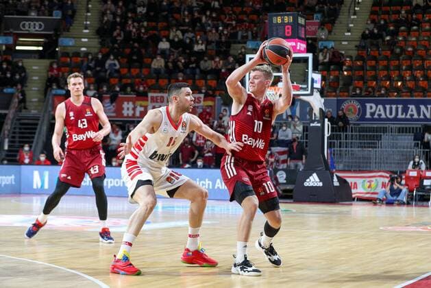 in duel, action, with Kostas Papanikolaou 16 Olympiakos Piraeus and Ognjen Jaramaz 10 FC Bayern Basketball , FC Bayern Basketball vs Olympiakos Piraeus, Euroleague, 04 03 2022 Muenchen Bayern Germany Copyright: xkolbert-press ChristianxKolbertx