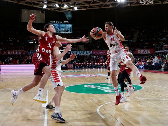 04 03 2022, Euroleague, FC Bayern Basketball vs Olympiacos Pireaus , Audi Dome, basketball, sports, in picture Zan Mark Sisko FCB Basketball , Sasha Vezenkov Olympiacos Piraeus