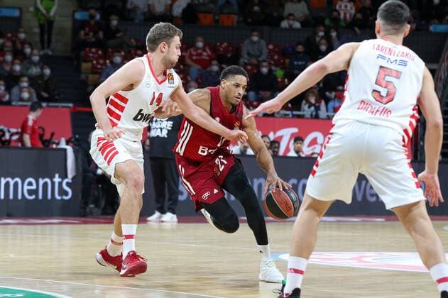 in duel, action, with Sasha Vezenkov 14 Olympiakos Piraeus , Augustine Rubit 21 FC Bayern Basketball , FC Bayern Basketball vs Olympiakos Piraeus, Euroleague, 04 03 2022 Muenchen Bayern Germany Copyright: xkolbert-press ChristianxKolbertx