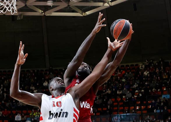 04 03 2022, Euroleague, FC Bayern Basketball vs Olympiacos Pireaus , Audi Dome, basketball, sports, in the picture Moustapha Fall Olympiacos Piraeus vs Othello Hunter FCB Basketball