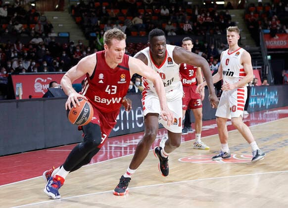 04 03 2022, Euroleague, FC Bayern Basketball vs Olympiacos Pireaus , Audi Dome, Basketball, Sports, in picture Leon Radosevic FCB Basketball passing Moustapha Fall Olympiacos Piraeus , Zan Mark Sisko FCB Basketball , Thomas Walkup Olympiacos Piraeus