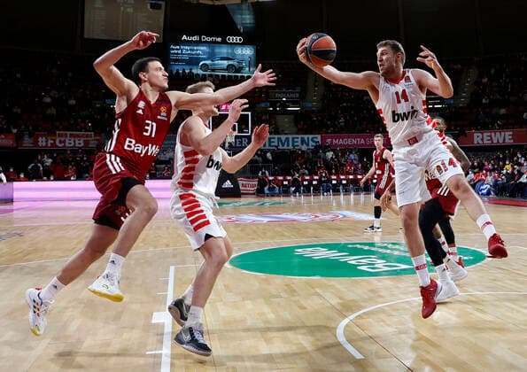 04 03 2022, Euroleague, FC Bayern Basketball vs Olympiacos Pireaus , Audi Dome, basketball, sports, in the picture Zan Mark Sisko FCB Basketball , Thomas Walkup Olympiacos Piraeus , Sasha Vezenkov Olympiacos Piraeus