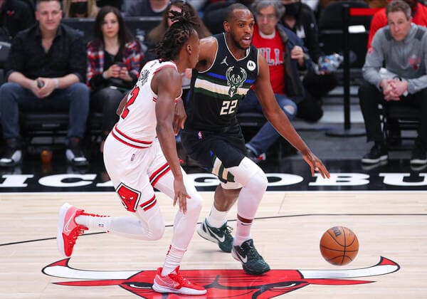 CHICAGO, IL - MARCH 04: Milwaukee Bucks forward Khris Middleton (22) dribbles the ball in action during a NBA, Basketball Herren, USA game between the Milwaukee Bucks and the Chicago Bulls on March 4, 2022 at the United Center in Chicago, IL. (Photo by Melissa Tamez Icon Sportswire) NBA: MAR 04 Bucks at Bulls Icon22030411