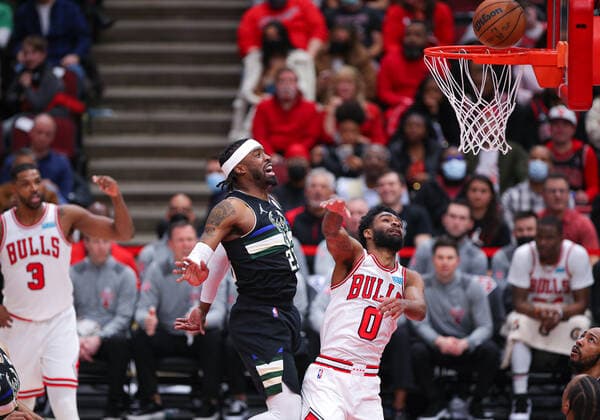 CHICAGO, IL - MARCH 04: Milwaukee Bucks guard Wesley Matthews (23) puts back a loose ball for a basket over Chicago Bulls guard Coby White (0) during a NBA, Basketball Herren, USA game between the Milwaukee Bucks and the Chicago Bulls on March 4, 2022 at the United Center in Chicago, IL. (Photo by Melissa Tamez Icon Sportswire) NBA: MAR 04 Bucks at Bulls Icon22030419