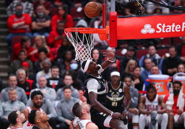 CHICAGO, IL - MARCH 04: Milwaukee Bucks center Bobby Portis (9) drives to the basket for a layup during a NBA, Basketball Herren, USA game between the Milwaukee Bucks and the Chicago Bulls on March 4, 2022 at the United Center in Chicago, IL. (Photo by Melissa Tamez Icon Sportswire) NBA: MAR 04 Bucks at Bulls Icon22030426
