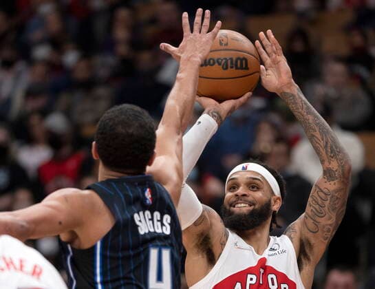 March 4, 2022, Toronto, on, Canada: Toronto Raptors guard Gary Trent Jr. (33) shoots against Orlando Magic guard Jalen Suggs (4) during second half NBA, Basketball Herren, USA action in Toronto on Friday March 4, 2022. Canada News - March 4, 2022  - ZUMAc35_ 20220304_zaf_c35_072 Copyright: xFrankxGunnx