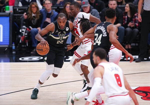 CHICAGO, IL - MARCH 04: Chicago Bulls forward Javonte Green (24) guards Milwaukee Bucks forward Khris Middleton (22) during a NBA, Basketball Herren, USA game between the Milwaukee Bucks and the Chicago Bulls on March 4, 2022 at the United Center in Chicago, IL. (Photo by Melissa Tamez Icon Sportswire) NBA: MAR 04 Bucks at Bulls Icon22030415