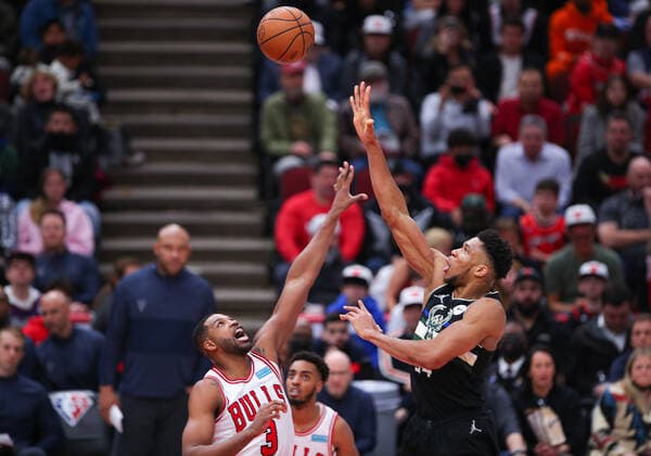 CHICAGO, IL - MARCH 04: Milwaukee Bucks forward Giannis Antetokounmpo (34) shoots the ball over Chicago Bulls center Tristan Thompson (3) during a NBA, Basketball Herren, USA game between the Milwaukee Bucks and the Chicago Bulls on March 4, 2022 at the United Center in Chicago, IL. (Photo by Melissa Tamez Icon Sportswire) NBA: MAR 04 Bucks at Bulls Icon22030438