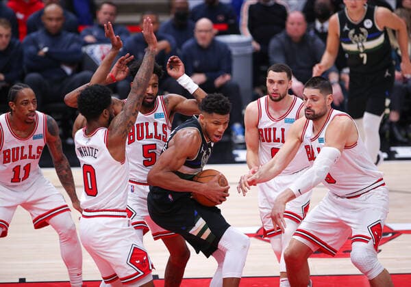 CHICAGO, IL - MARCH 04: Milwaukee Bucks forward Giannis Antetokounmpo (34) tripled teamed by Chicago Bulls guard Coby White (0) Chicago Bulls forward Derrick Jones Jr. (5) and Chicago Bulls center Nikola Vucevic (9) during a NBA, Basketball Herren, USA game between the Milwaukee Bucks and the Chicago Bulls on March 4, 2022 at the United Center in Chicago, IL. (Photo by Melissa Tamez Icon Sportswire) NBA: MAR 04 Bucks at Bulls Icon22030442