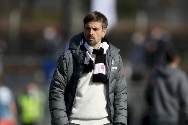 FLYERALARM Womens Bundesliga Eintracht Frankfurt TSG Hoffenheim 05 03 2022 coach Niko Arnautis Eintracht Frankfurt celebrates its 100 Womens Bundesliga match today, FLYERALARM Womens Bundesliga, Eintracht Frankfurt TSG Hoffenheim, 05 03 2022, Frankfurt am Main, Stadion am Brentanobad Copyright: xBEAUTIFULxSPORTS JulienxChristx