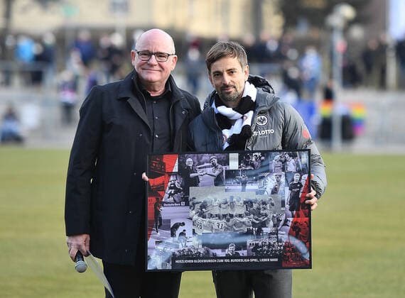 05 03 2022, xhbx, football 1 Bundesliga ladies, Eintracht Frankfurt women TSG Hoffenheim emspor, f l sports director Siegfried Siggi Dietrich Eintracht Frankfurt ladies , coach Niko Arnautis Eintracht Frankfurt ladies , honor 100 match for coach Niko Arnautis Eintracht Frankfurt ladies DFL DFB REGULATIONS PROHIBIT ANY USE OF PHOTOGRAPHS as IMAGE SEQUENCES and or QUASI VIDEO Frankfurt am Main