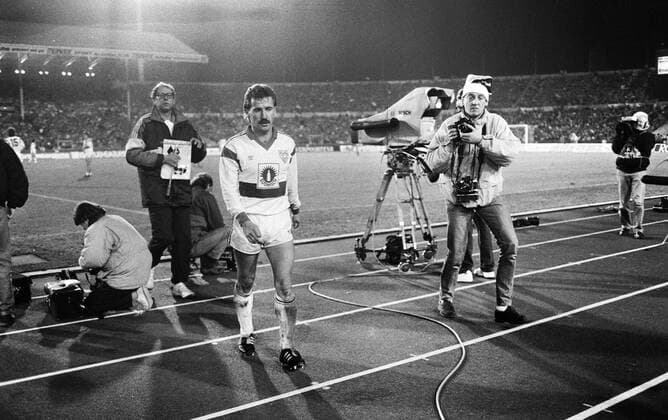 09.11.89 VfB Stuttgart - FC Bayern München Deutschland, Stuttgart, 09.11.1989, Fussball, DFB-Pokal, VfB Stuttgart - FC Bayern München (3:0): Fritz Walter (VfB Stuttgart). *** 09 11 89 VfB Stuttgart FC Bayern Munich Germany, Stuttgart, 09 11 1989, football, DFB Pokal, VfB Stuttgart FC Bayern Munich 3 0 Fritz Walter VfB Stuttgart