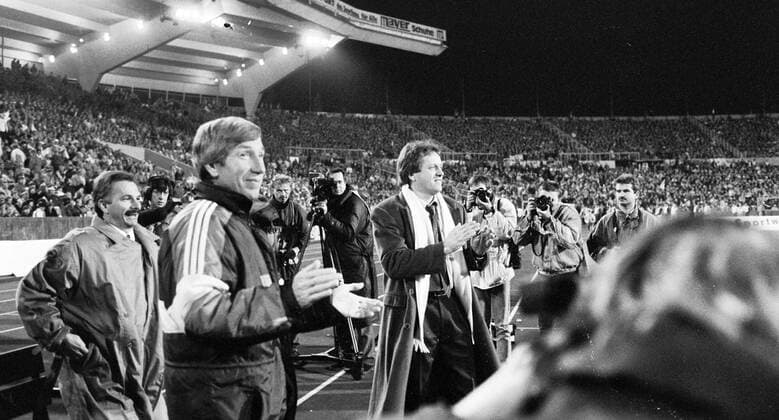 09.11.89 VfB Stuttgart - FC Bayern München Deutschland, Stuttgart, 09.11.1989, Fussball, DFB-Pokal, VfB Stuttgart - FC Bayern München (3:0): v.l. Hermann Ohlicher (Manager VfB Stuttgart), Willi Entenmann (Co-Trainer VfB Stuttgart), Arie Haan (Trainer VfB Stuttgart). *** 09 11 89 VfB Stuttgart FC Bayern Munich Germany, Stuttgart, 09 11 1989, Football, DFB Pokal, VfB Stuttgart FC Bayern Munich 3 0 v l Hermann Ohlicher Manager VfB Stuttgart , Willi Entenmann Co Trainer VfB Stuttgart , Arie Haan Trainer VfB Stuttgart