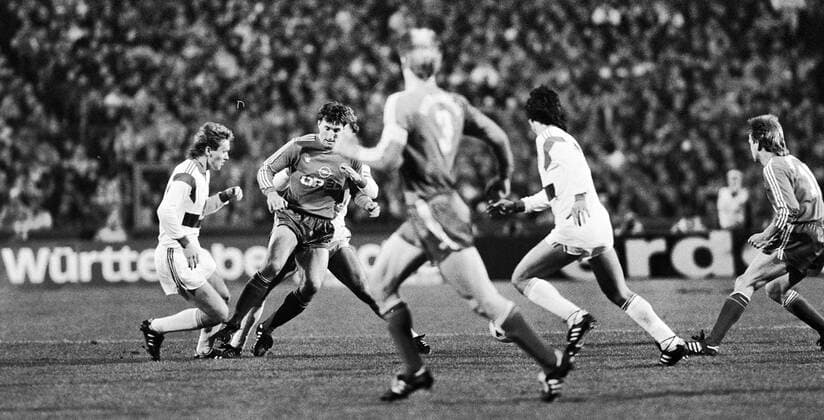 09.11.89 VfB Stuttgart - FC Bayern München Deutschland, Stuttgart, 09.11.1989, Fussball, DFB-Pokal, VfB Stuttgart - FC Bayern München (3:0): v.l. Nils Schmäler (VfB Stuttgart), Alan McInally (FC Bayern München). *** 09 11 89 VfB Stuttgart FC Bayern Munich Germany, Stuttgart, 09 11 1989, Football, DFB Pokal, VfB Stuttgart FC Bayern Munich 3 0 v l Nils Schmäler VfB Stuttgart , Alan McInally FC Bayern Munich