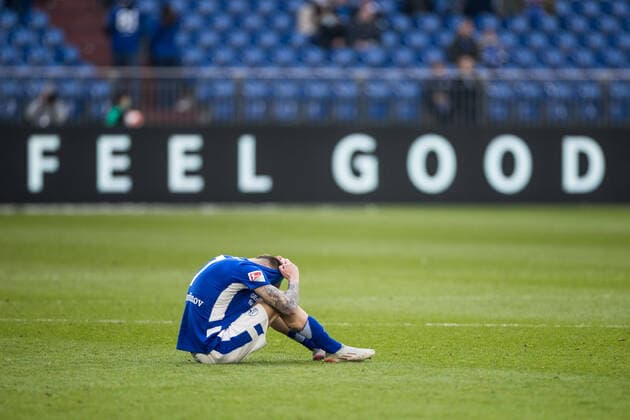Bilder des Jahres 2022, Sport 03 März Sport Themen der Woche KW09 Sport Bilder des Tages 2. Fussball Bundesliga; FC Schalke 04 - FC Hansa Rostock; 05.03.2022 Darko Churlinov (FC Schalke 04, 7) sitzt frustriert auf dem Boden nach Spielende und zieht das Trikot uebers Gesicht 2. Fussball Bundesliga, FC Schalke 04 - FC Hansa Rostock, Gelsenkirchen, VELTINS-Arena DFL REGULATIONS PROHIBIT ANY USE OF PHOTOGRAPHS AS IMAGE SEQUENCES AND OR QUASI-VIDEO. *** 2 Football Bundesliga FC Schalke 04 FC Hansa Rostock 05 03 2022 Darko Churlinov FC Schalke 04, 7 sits frustrated on the ground after the end of the game and pulls the jersey over his face 2 Football Bundesliga, FC Schalke 04 FC Hansa Rostock, Gelsenkirchen, VELTINS Arena DFL REGULATES PROHIBIT ANY USE OF PHOTOGRAPHS AS IMAGE SEQUENCES AND OR QUASI VIDEO Copyright: xBEAUTIFULxSPORTS Wunderlx