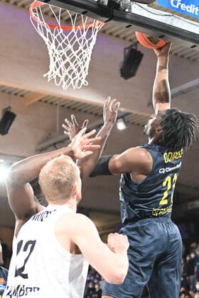 Basketball I Men I Season 2021 2022 I BBL I 23 Matchday I Hamburg Towers EWE Baskets Oldenburg I 05 03 2022 Tai Odiase 21, EWE Baskets Oldenburg with art throw against Seth Hinrichs 12, Hamburg Towers Hamburg edel optics de Arena Hamburg Germany Copyright: xLobeca AndreasxHannigx