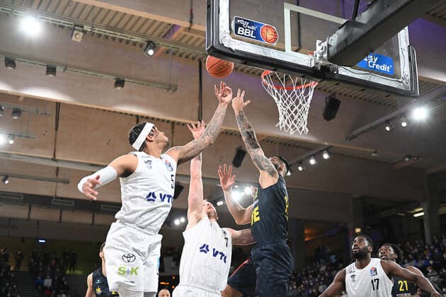 Basketball I Men I Season 2021 2022 I BBL I 23 Matchday I Hamburg Towers EWE Baskets Oldenburg I 05 03 2022 Caleb Homesley 5, Hamburg Towers blocks Michal Michalak 20, EWE Baskets Oldenburg Hamburg edel optics de Arena Hamburg Germany Copyright: xLobeca AndreasxHannigx