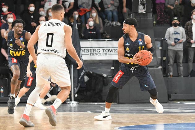 Basketball I men I season 2021 2022 I BBL I 23 matchday I Hamburg Towers EWE Baskets Oldenburg I 05 03 2022 Phil Pressey 11, EWE Baskets Oldenburg vs Jaylon Brown 0, Hamburg Towers Hamburg edel optics de Arena Hamburg Germany Copyright: xLobeca AndreasxHannigx