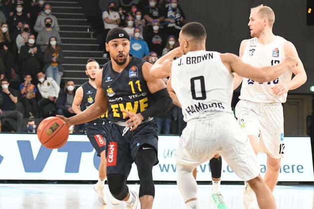 Basketball I men I 2021 2022 season I BBL I 23 matchday I Hamburg Towers EWE Baskets Oldenburg I 05 03 2022 Phil Pressey 11, EWE Baskets Oldenburg loads Jaylon Brown 0, Hamburg Towers and Seth Hinrichs 12, Hamburg Towers Hamburg edel optics de Arena Hamburg Germany Copyright: xLobeca AndreasxHannigx