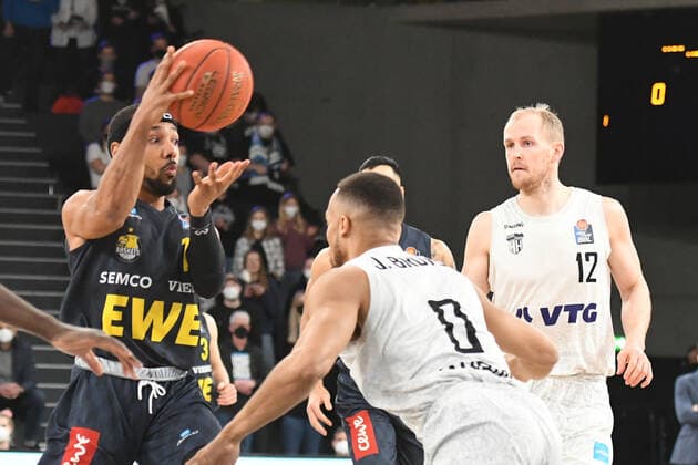 Basketball I men I 2021 2022 season I BBL I 23 matchday I Hamburg Towers EWE Baskets Oldenburg I 05 03 2022 Phil Pressey 11, EWE Baskets Oldenburg loads Jaylon Brown 0, Hamburg Towers and Seth Hinrichs 12, Hamburg Towers Hamburg edel optics de Arena Hamburg Germany Copyright: xLobeca AndreasxHannigx