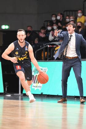 Basketball I Men I Season 2021 2022 I BBL I 23 Matchday I Hamburg Towers EWE Baskets Oldenburg I 05 03 2022 Max Heidegger 3, EWE Baskets Oldenburg past Pedro Calles Hamburg Towers Hamburg edel optics de Arena Hamburg Germany Copyright: xLobeca AndreasxHannigx