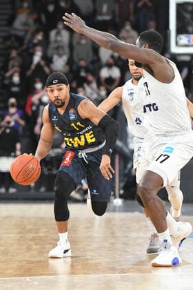 Basketball I Men I Season 2021 2022 I BBL I 23 Matchday I Hamburg Towers EWE Baskets Oldenburg I 05 03 2022 Phil Pressey 11, EWE Baskets Oldenburg past Eddy Edigin 17, Hamburg Towers Hamburg edel optics de Arena Hamburg Germany Copyright: xLobeca AndreasxHannigx