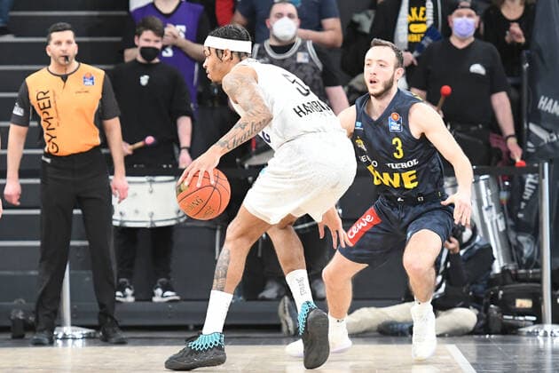 Basketball I Men I Season 2021 2022 I BBL I 23 Matchday I Hamburg Towers EWE Baskets Oldenburg I 05 03 2022 Caleb Homesley 5, Hamburg Towers vs Max Heidegger 3, EWE Baskets Oldenburg Hamburg edel optics de Arena Hamburg Germany Copyright: xLobeca AndreasxHannigx