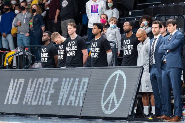 Hamburg Towers players at minute of silence with anti-war Tshirts Hamburg Towers vs EWE Baskets Oldenburg, Basketball, Bundesliga, Hauptrunde, Spieltag 23, Saison 2021 2022, 05 03 2022 Marcel von Fehrn Hamburg Towers vs EWE Baskets Oldenburg, Basketball, Bundesliga, Hauptrunde, Spieltag 23, Saison 2021 2022, 05 03 2022 Hamburg Copyright: xEibnerxPressefoto MarcelxvonxFehrnx EP_MFN
