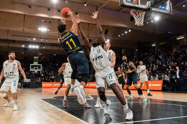 Phil Pressey EWE Baskets Basketball 11 with pass to teammate Hamburg Towers vs EWE Baskets Oldenburg, Basketball, Bundesliga, Hauptrunde, Spieltag 23, Saison 2021 2022, 05 03 2022 Marcel von Fehrn Hamburg Towers vs EWE Baskets Oldenburg, Basketball, Bundesliga, Hauptrunde, Spieltag 23, Saison 2021 2022, 05 03 2022 Hamburg Copyright: xEibnerxPressefoto MarcelxvonxFehrnx EP_MFN