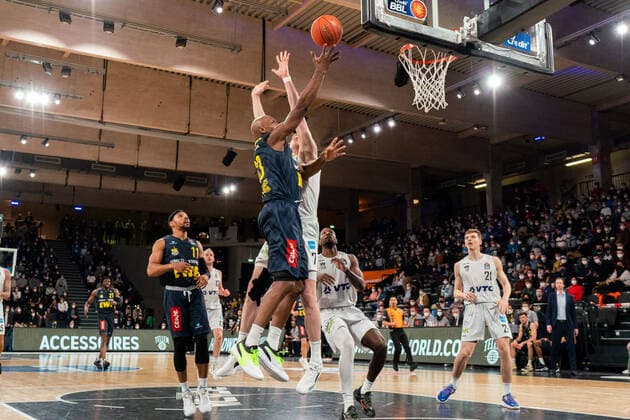Scoring by Rickey Paulding EWE Baskets Basketball 23 Hamburg Towers vs EWE Baskets Oldenburg, Basketball, Bundesliga, Hauptrunde, Spieltag 23, Saison 2021 2022, 05 03 2022 Marcel von Fehrn Hamburg Towers vs EWE Baskets Oldenburg, Basketball, Bundesliga, Hauptrunde, Spieltag 23, Saison 2021 2022, 05 03 2022 Hamburg Copyright: xEibnerxPressefoto MarcelxvonxFehrnx EP_MFN