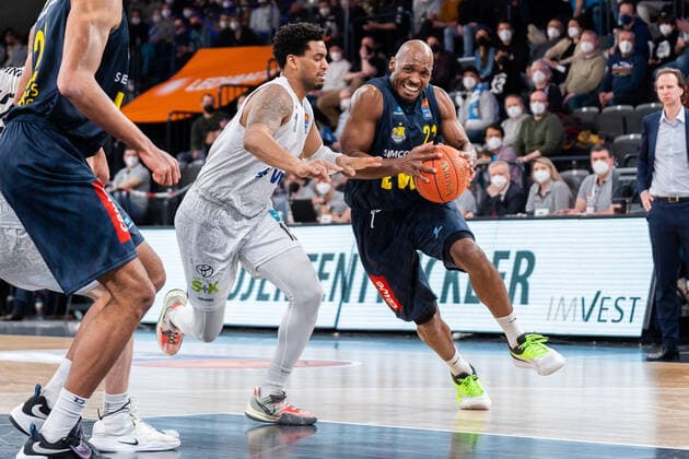 Rickey Paulding EWE Baskets Basketball 23 vs Trevon Bluiett Hamburg Towers 15 Hamburg Towers vs EWE Baskets Oldenburg, Basketball, Bundesliga, Hauptrunde, Spieltag 23, Saison 2021 2022, 05 03 2022 Marcel von Fehrn Hamburg Towers vs EWE Baskets Oldenburg, Basketball, Bundesliga, Hauptrunde, Spieltag 23, Saison 2021 2022, 05 03 2022 Hamburg Copyright: xEibnerxPressefoto MarcelxvonxFehrnx EP_MFN