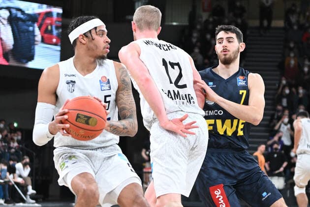 Basketball I Men I 2021 2022 season I BBL I 23 matchday I Hamburg Towers EWE Baskets Oldenburg I 05 03 2022 Caleb Homesley 5, Hamburg Towers and Seth Hinrichs 12, Hamburg Towers vs Sebastian Herrera 7, EWE Baskets Oldenburg Hamburg edel optics de Arena Hamburg Germany Copyright: xLobeca AndreasxHannigx