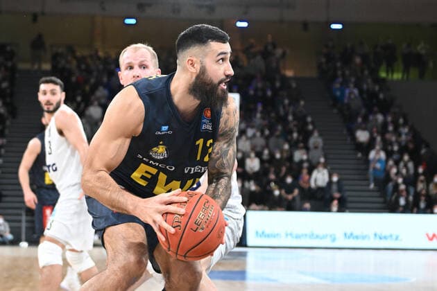 Basketball I Men I Season 2021 2022 I BBL I 23 Matchday I Hamburg Towers EWE Baskets Oldenburg I 05 03 2022 Martin Breunig 12, EWE Baskets Oldenburg vs Seth Hinrichs 12, Hamburg Towers Hamburg edel optics de Arena Hamburg Germany Copyright: xLobeca AndreasxHannigx