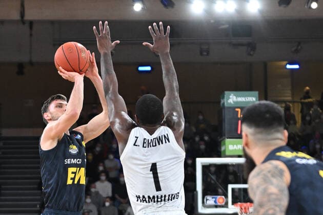 Basketball I Men I Season 2021 2022 I BBL I 23 Matchday I Hamburg Towers EWE Baskets Oldenburg I 05 03 2022 Michal Michalak 20, EWE Baskets Oldenburg vs Zach Brown 1, Hamburg Towers Hamburg edel optics de Arena Hamburg Germany Copyright: xLobeca AndreasxHannigx