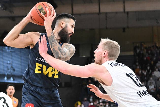 Basketball I Men I Season 2021 2022 I BBL I 23 Matchday I Hamburg Towers EWE Baskets Oldenburg I 05 03 2022 Martin Breunig 12, EWE Baskets Oldenburg vs Seth Hinrichs 12, Hamburg Towers Hamburg edel optics de Arena Hamburg Germany Copyright: xLobeca AndreasxHannigx