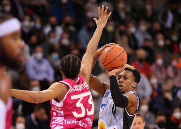 Bonn, Deutschland 05.03.2022, Telekom Dome, Basketball Bundesliga, 23. Spieltag, BBL, Telekom Baskets Bonn vs Hakro Merlins Crailsheim, Parker Jackson-Cartwright (Bonn), TJ Shorts II (Crailsheim)