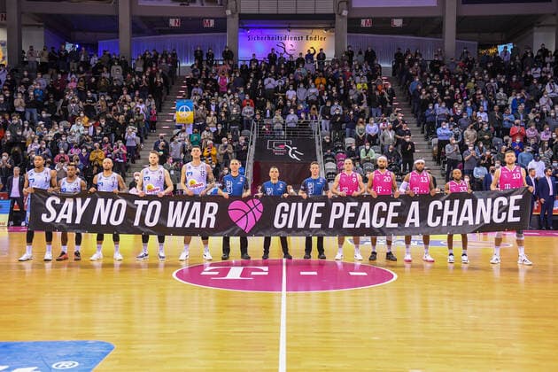 easyCredit BBL, Telekom Baskets Bonn vs HAKRO Merlins Crailsheim, 05 03 2022 Before the game, the Starting Five of Bonn and Craisheim hold a banner Say no to war, give peace a chance , easyCredit BBL, Telekom Baskets Bonn vs HAKRO Merlins Crailsheim on 05 03 2022 at Telekom Dome Bonn, Bonn Nordrhein Westfalen Copyright: xBEAUTIFULxSPORTS Mueller-Laschetx