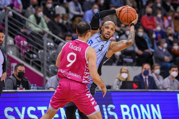 easyCredit BBL, Telekom Baskets Bonn vs HAKRO Merlins Crailsheim, 05 03 2022 Maurice Stuckey HAKRO Merlins Crailsheim, 3 , Karsten Tadda Telekom Baskets Bonn, 9 , easyCredit BBL, Telekom Baskets Bonn vs HAKRO Merlins Crailsheim on 05 03 2022 at Telekom Dome Bonn, Bonn Nordrhein Westfalen Copyright: xBEAUTIFULxSPORTS Mueller-Laschetx