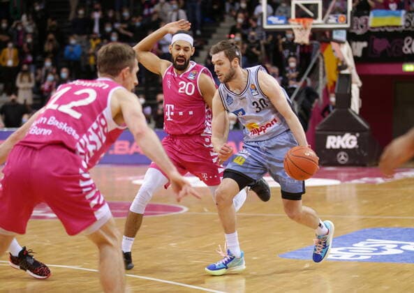 Jeremy Morgan Telekom Baskets Bonn vs Jon Axel Gudmundsson HAKRO Merlins Crailsheim easyCredit BBL 1 Bundesliga , Saison 2021 2022 , Hauptrunde 23 Spieltag