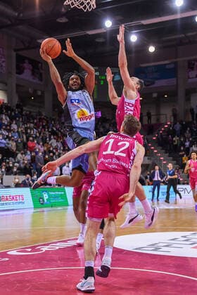 easyCredit BBL, Telekom Baskets Bonn vs HAKRO Merlins Crailsheim, 05 03 2022 Terrell Harris HAKRO Merlins Crailsheim, 8 , Karsten Tadda Telekom Baskets Bonn, 9 , easyCredit BBL, Telekom Baskets Bonn vs HAKRO Merlins Crailsheim on 05 03 2022 at Telekom Dome Bonn, Bonn North Rhine Westphalia. Copyright: xBEAUTIFULxSPORTS Mueller-Laschetx