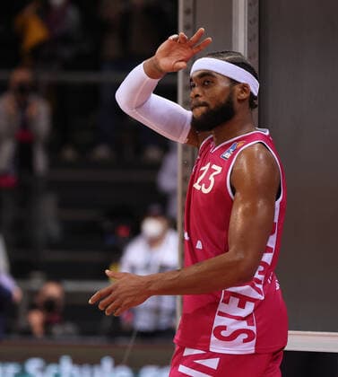 Bonn, Germany 05 03 2022, Telekom Dome, Basketball Bundesliga, 23 matchday, BBL, Telekom Baskets Bonn vs Hakro Merlins Crailsheim, Javontae Hawkins Bonn waves to the crowd after the game