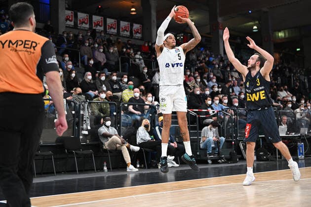 Basketball I Men I Season 2021 2022 I BBL I 23 Matchday I Hamburg Towers EWE Baskets Oldenburg I 05 03 2022 Caleb Homesley 5, Hamburg Towers throws three points Max Heidegger 3, EWE Baskets Oldenburg comes too late Hamburg edel optics de Arena Hamburg Germany Copyright: xLobeca AndreasxHannigx