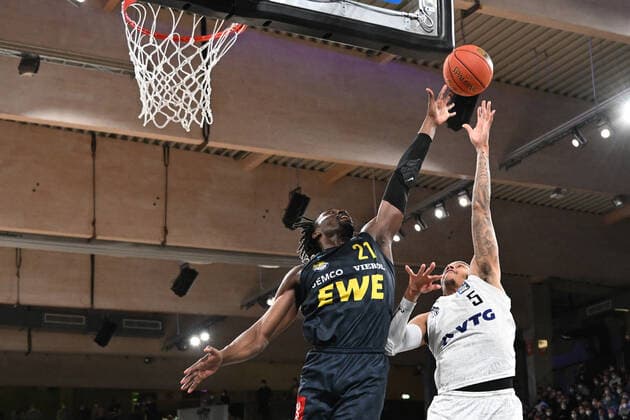 Basketball I Men I 2021 2022 Season I BBL I 23 Matchday I Hamburg Towers EWE Baskets Oldenburg I 05 03 2022 Caleb Homesley 5, Hamburg Towers is blocked by Tai Odiase 21, EWE Baskets Oldenburg Hamburg edel optics de Arena Hamburg Germany Copyright: xLobeca AndreasxHannigx