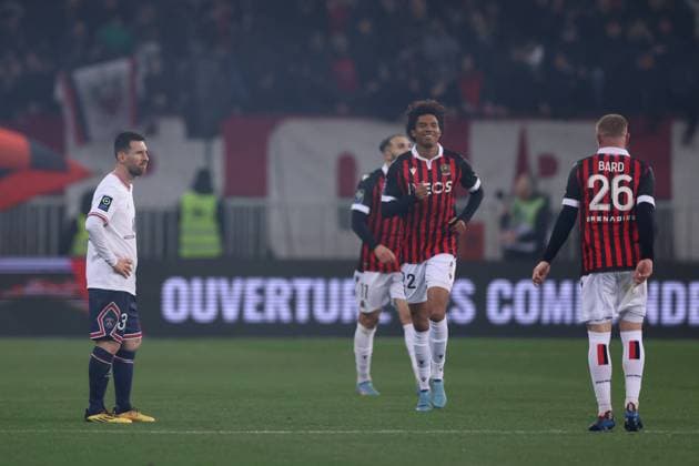 Fußball, OGC Nizza - Paris St. Germain Nice, France, 5th March 2022. Lionel Messi of PSG reacts as OGC Nice players celebrate after Myziane Maolida of OGC Nice scored a late goal to give the side a 1-0 lead during the Uber Eats Ligue 1 match at Allianz Riviera Stadium, Nice. Picture credit should read: Jonathan Moscrop Sportimage EDITORIAL USE ONLY. No use with unauthorised audio, video, data, fixture lists, club league logos or live services. Online in-match use limited to 120 images, no video emulation. No use in betting, games or single club league player publications. SPI-1565-0019